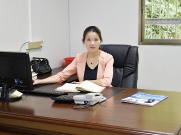 韋劍妹：肩負兩種角色的"女管家"