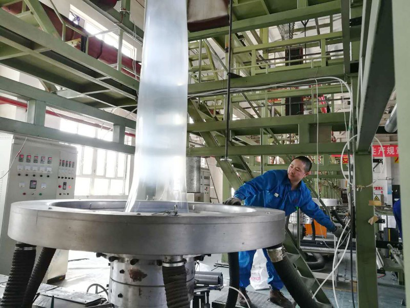 天業塑料舉辦弘揚&ldquo;工匠&rdquo;精神地膜吹塑工職業技能大賽--圖為主機手曹國強在調節膜泡大小