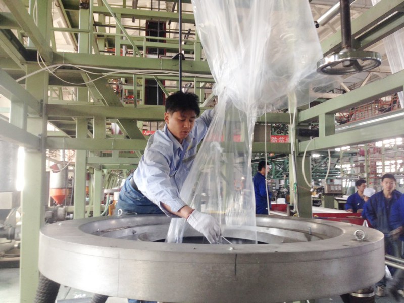 天業塑料舉辦弘揚&ldquo;工匠&rdquo;精神地膜吹塑工職業技能大賽--圖為主機手張國元在牽引膜泡