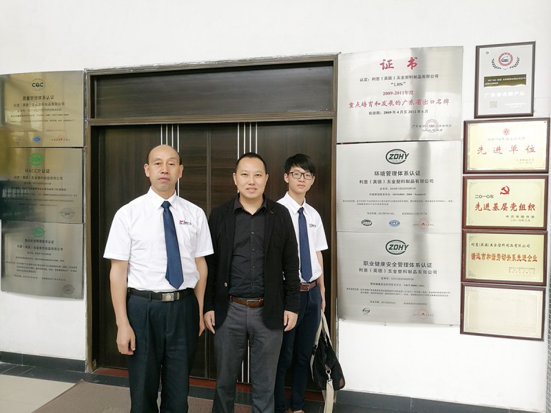 利惠（英德）五金塑料制品有限公司副總經理吳雄東（中）與記者合影