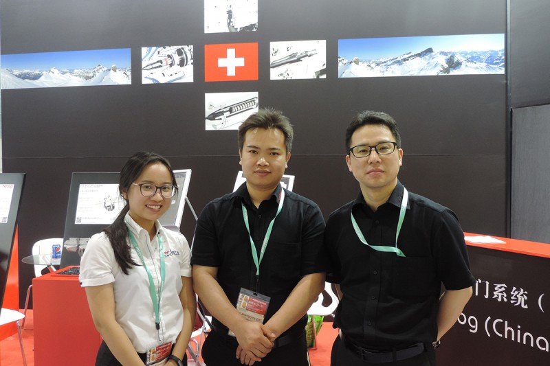 和卓展會現場沈舟人、銷售代表林明與《塑膠工業》記者李嘉儀合影