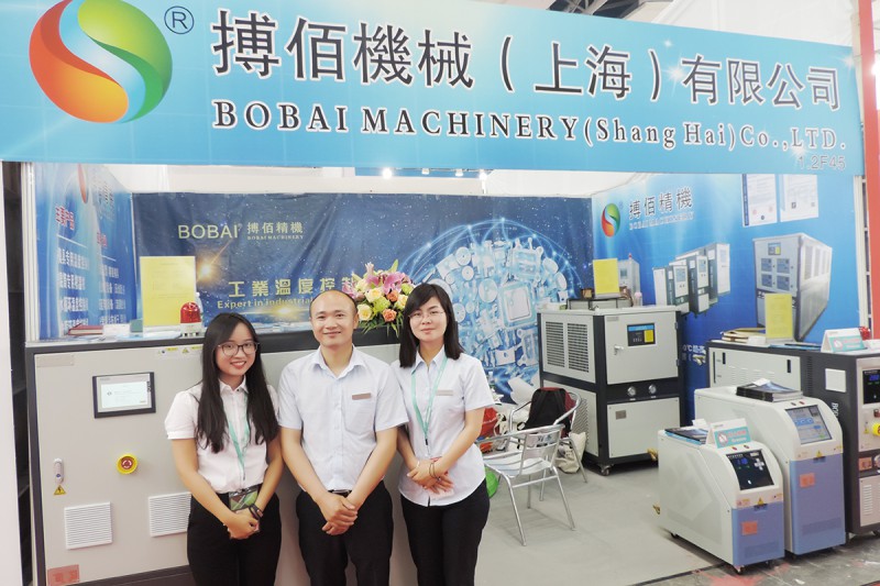 搏佰機械總經理姜麗成(中)、銷售經理胡秋花(右)