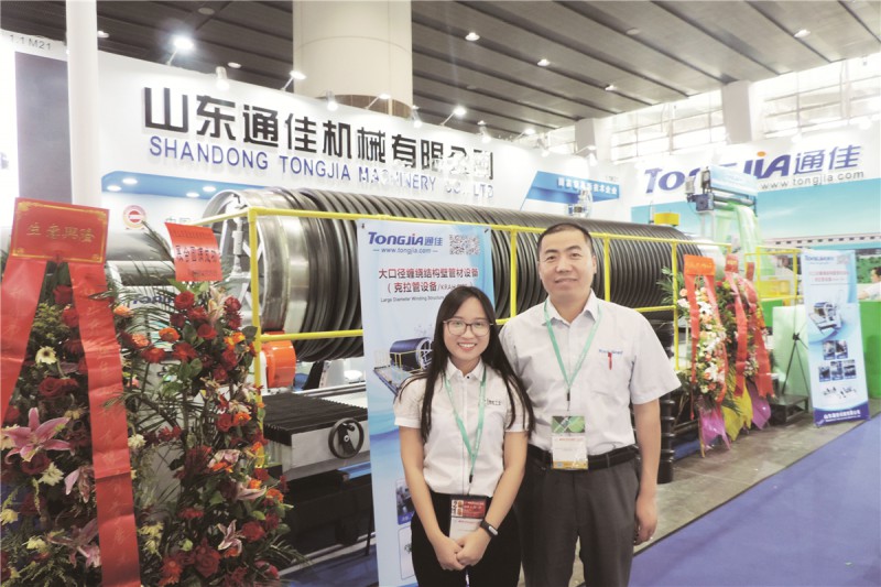 山東通佳營銷總監任貽旺（右）與本刊記者