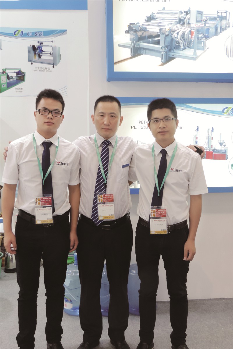 張家港市帝達總經理朱強（中）與本刊記者合影