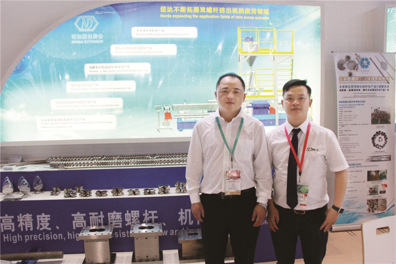 南京諾達趙錦富經理（左）與本刊記者