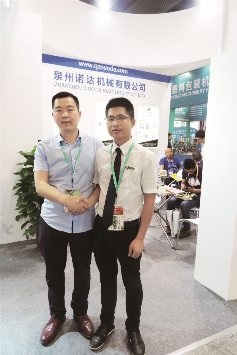 泉州諾達總經理龍學兵（左）與本刊記者