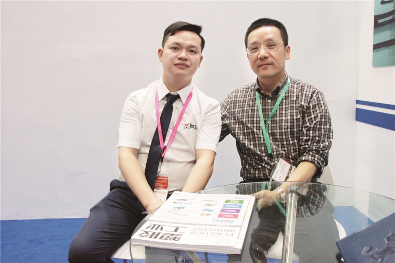 上海嘉倍德總經理 張志昂 （右）與本刊記者合影