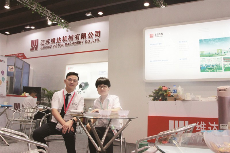 維達機械總經理高松（右）與本刊記者合影