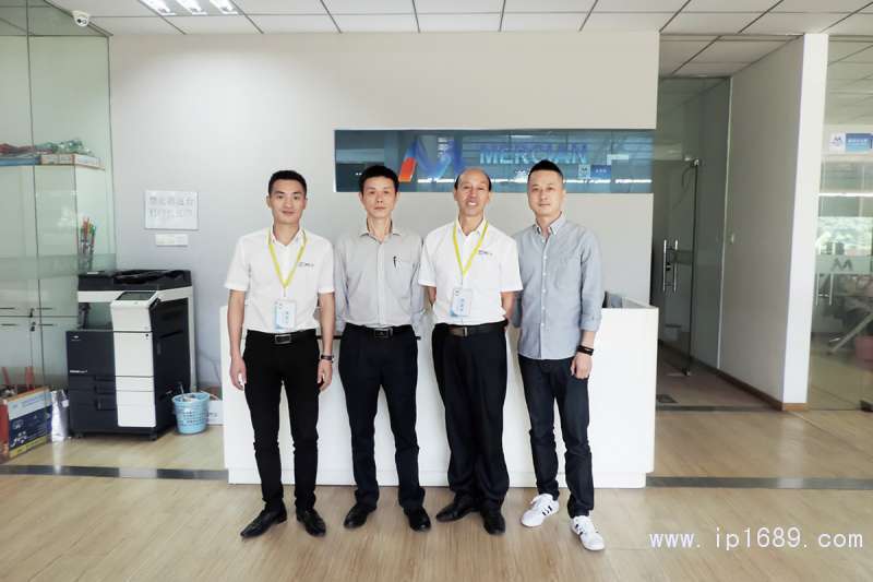 佛山市南海美爾鑫涂業有限公司總監王新水（左二）、羅子逸（左四）與本刊發行部同事合影