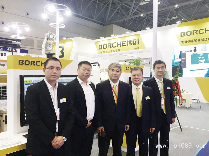 博創董事長朱康建（中）