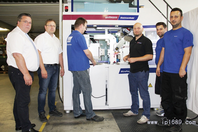 左起：威猛巴頓菲爾銷售Frank-Siegers、PWF的總經理Mathias-Wernicke與威猛巴頓菲爾的Martin-Hirschenauer和PWF的員工在培訓期間站在新安裝的MicroPower-15注塑機前合影