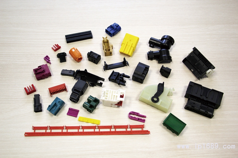 從PWF生產的廣泛的小型部件中挑選出的產品