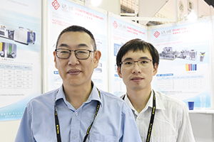 廣東達誠技術營銷總監陳展雄（左）與營銷經理曾祥愛合影