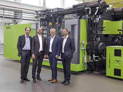 從左到右：Norbert-M&uuml;筶博士(恩格爾輕質復合材料技術中心)、Michael-Emonts博士（亞琛工業大學一體化輕量化生產中心常務事）、Rolf-Sa&szlig;(恩格爾德國有限公司)和Christoph-Steger博士(恩格爾控股)