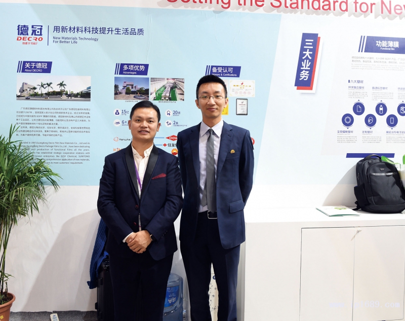 廣東德冠薄膜新材料股份有限公司母料及特種料營銷總經理李俊（右）與本刊記者合影