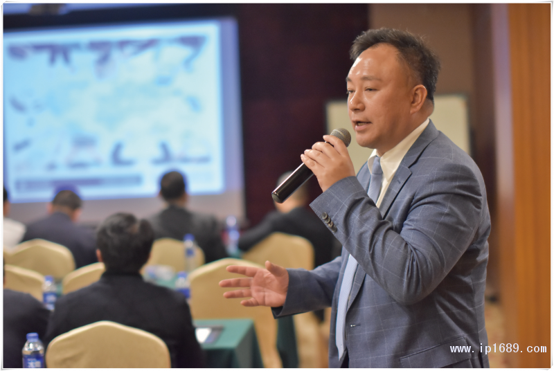 順德考特斯CEO陳俊添先生（圖一）與考特斯德國總部銷售總監Alain-Cappelle（圖二）致歡迎辭及作公司介紹：擁有80多年歷史的考特斯是全球第一家生產商用擠出吹塑成型機的制造商，也是世界最大的擠出吹塑成型機械設備供應商之一。-(1)