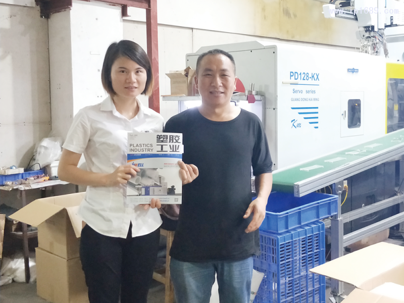 啟航塑料制品有限公司董事長周發國（右）