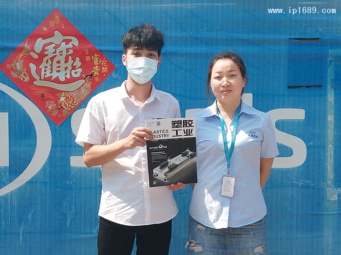 東晟密封科技有限公司設計研發部主管翟蘭蘭（右)1