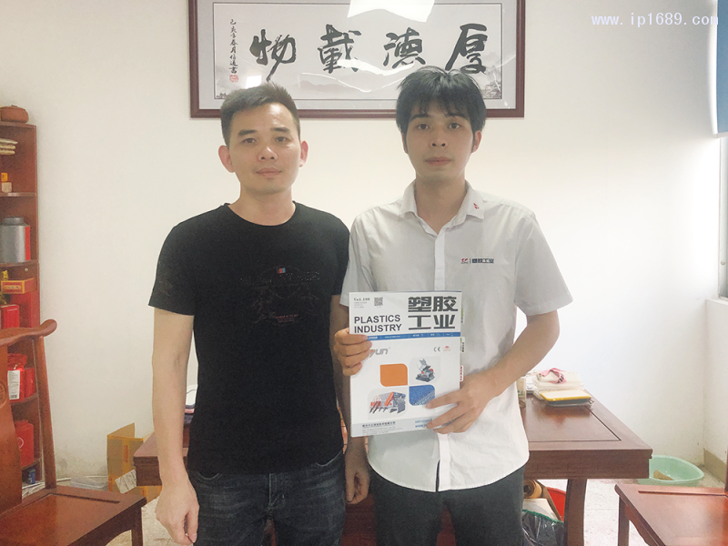 深圳市龍崗區嘉信美塑膠制品廠銷售經理黃偉（左）