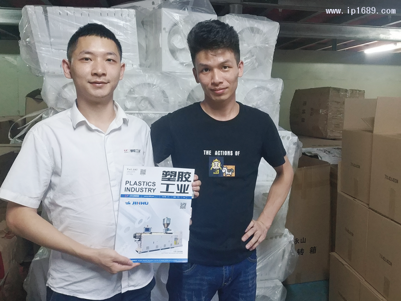 中山市小欖鎮正言塑料廠總經理潘韻鍵（右）