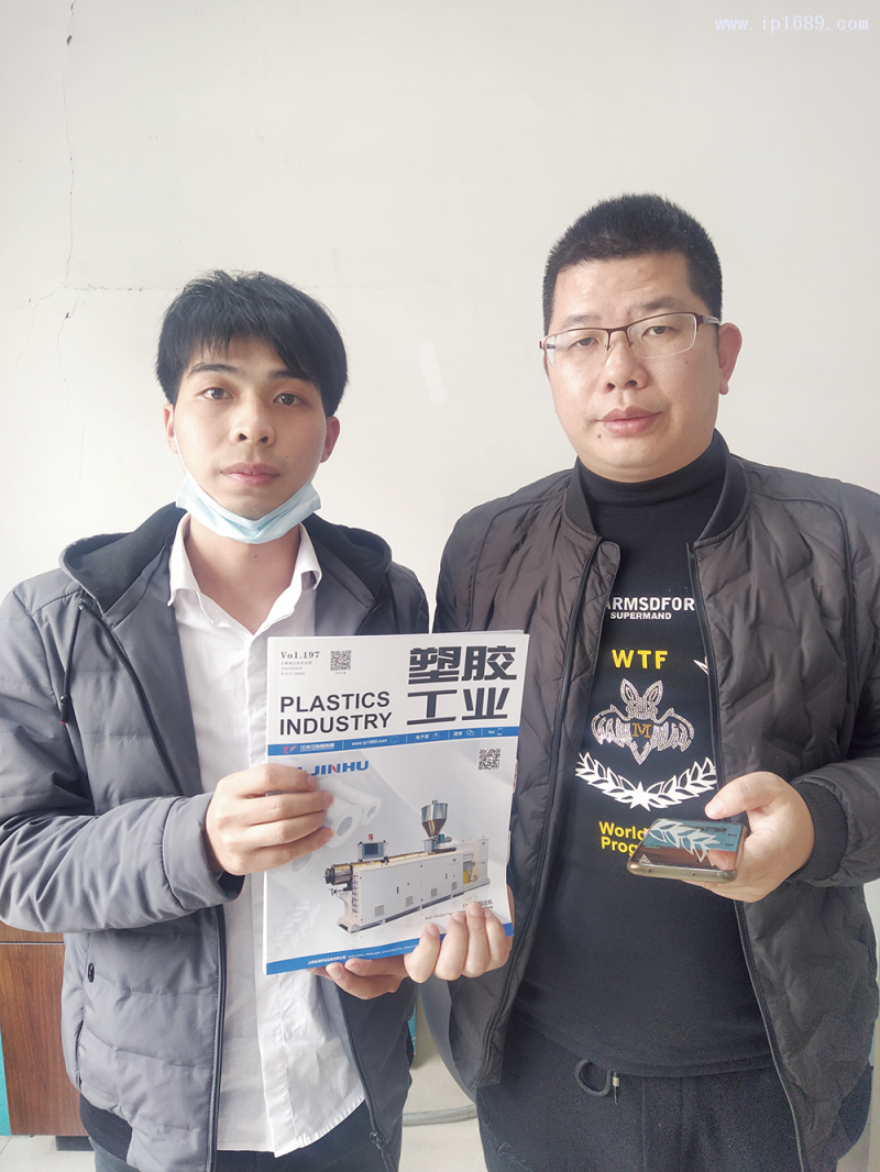 佛山市順德區希浩有機板材有限公司總經理胡蓋（右）1