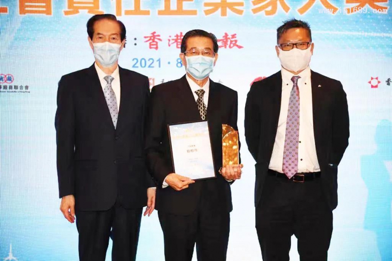 力勁集團創始人劉相尚先生（中）