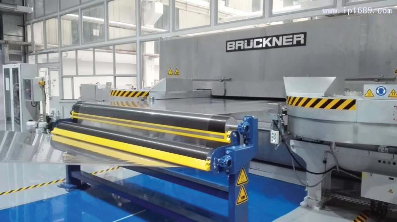 布魯克納的塑料薄膜拉伸生產線，其中科倍隆的ZSK擠出機承擔了物料的熔融和混合功能。