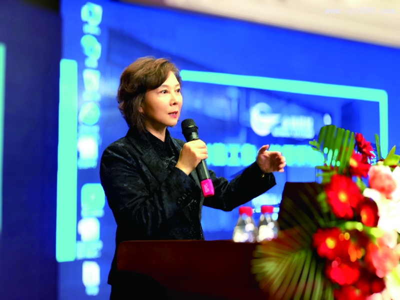 中國塑協異型材及門窗專委會第八屆主任、天津金鵬集團副總裁曹玲