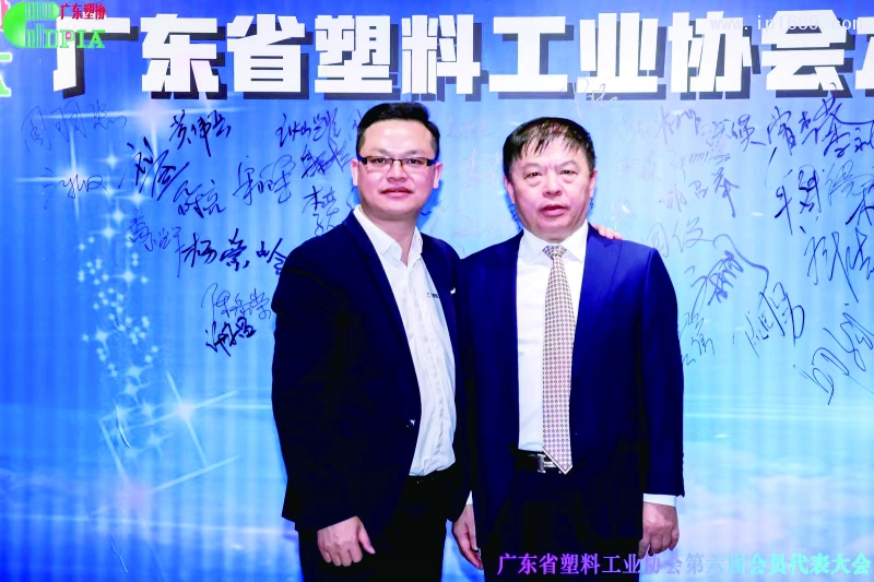 廣東省塑料工業協會會長、金發科技股份有限公司副董事長首席戰略官李建軍（右）與《塑膠工業》總經理徐森（左）