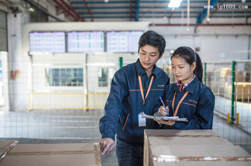 在生產車間內員工認真記錄生產細節