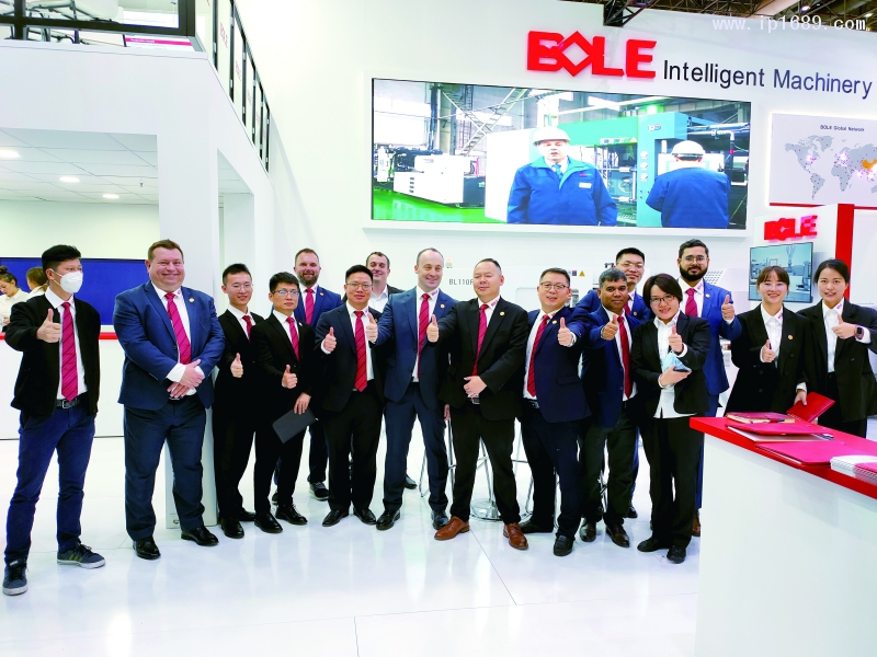 伯樂總經理王穩根（右八）