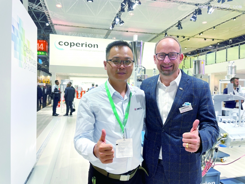 科倍隆機械有限公司 科倍隆工程塑料業務部總經理Peter von Hoffmann(右)
