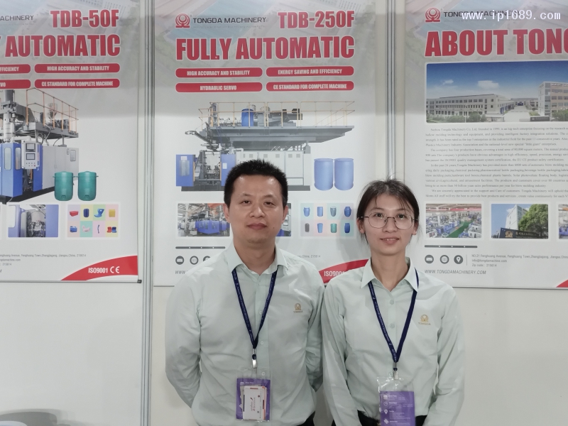 蘇州同大機械有限公司  銷售經理朱忠秋（左）