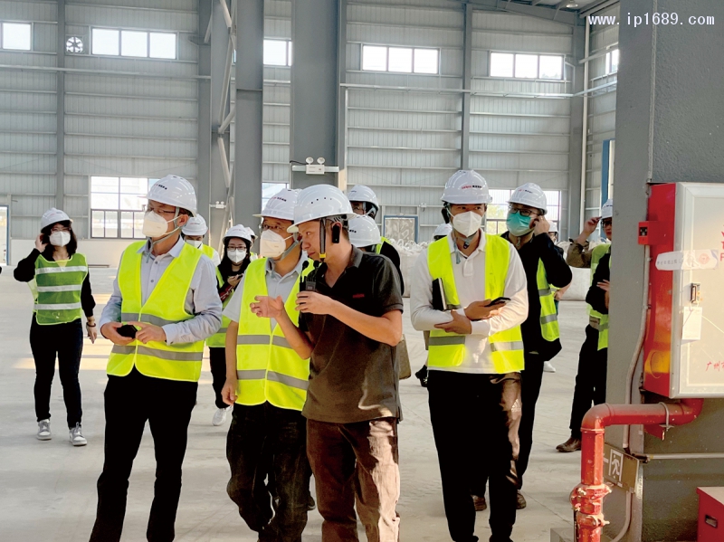 雋諾帶領觀眾參觀工廠