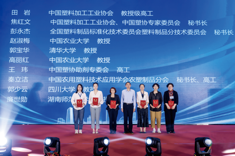 為新任農膜專委會專家工作組頒發聘書-拷貝