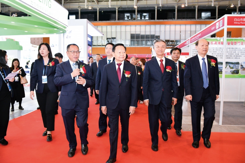 開幕式后，與會領導、嘉賓前往展館進行參觀-拷貝