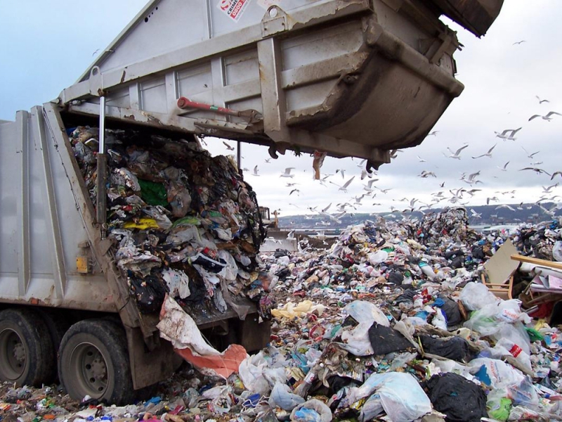 垃圾堆積如山對生態環境造成嚴重污染