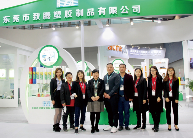 東莞市致騰塑膠制品有限公司總經理朱素良（右5）與夫人江雪（右6）-拷貝