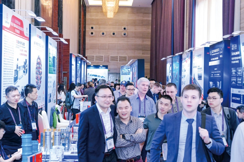 茶歇期間會場外人潮涌動-拷貝