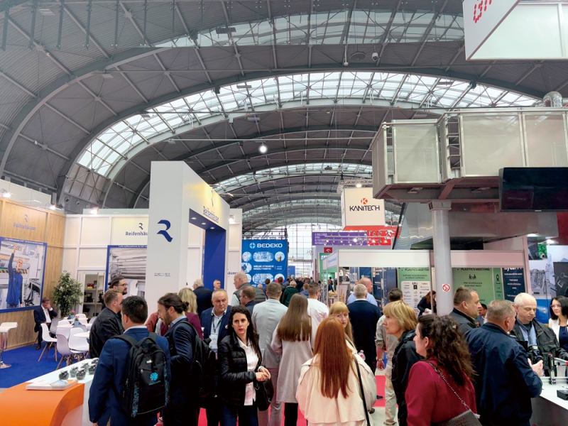 展館內人潮涌動