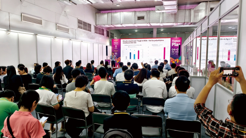 專家和學者就聚烯烴市場變化、超透明聚丙烯（PP）新技術等話題進行深入的交流，