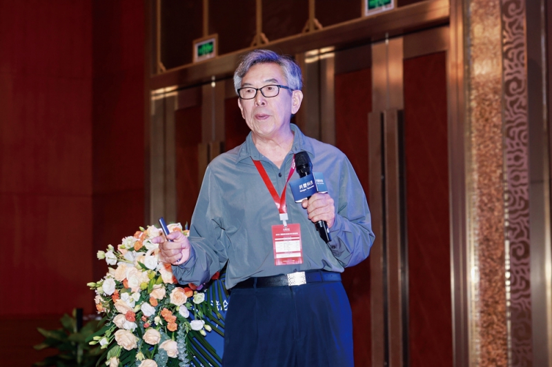 中國合成樹脂協會榮譽會長鄭塏發表演講