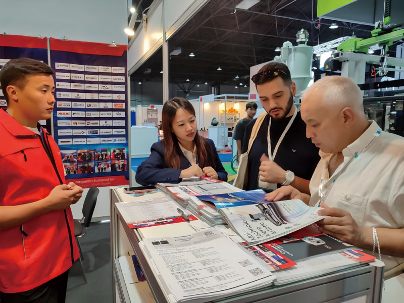 塑膠工業為現場觀眾提供詳細的咨詢服務