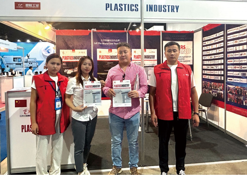 塑膠工業和客戶在展位前合影