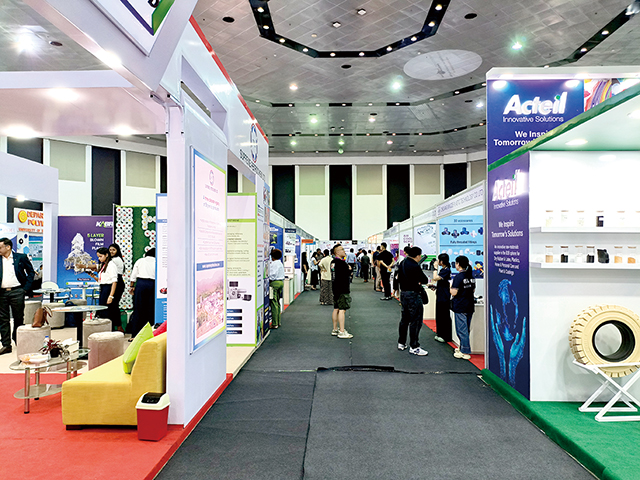 18.展會期間，眾多參展商展示了最新的塑料加工機械、包裝解決方案及環保材料