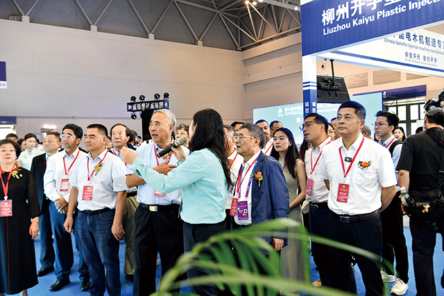 5.技術交流區一座難求，眾多行業專家圍繞創新產品展開深度討論