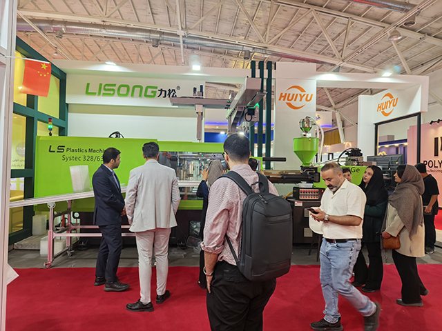 4.力松機械展臺前圍滿專業觀眾，LS 32863注塑系統吸引中東買家駐足咨詢技術參數。