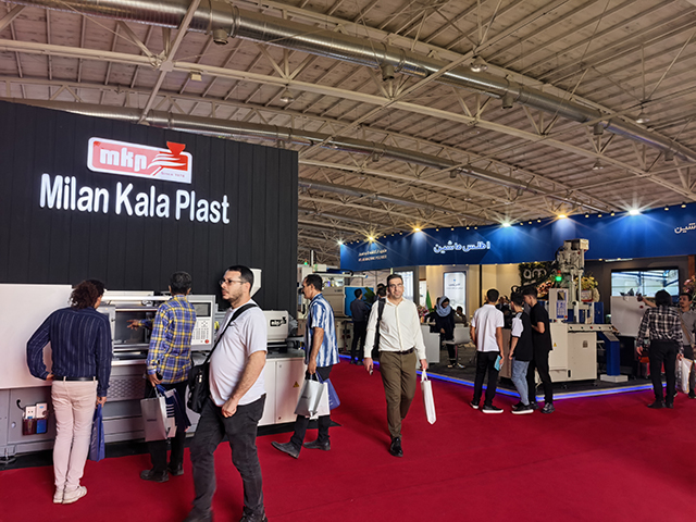 6Milan Kala Plast展位前技術員正現場調試設備，吸引多位專業買家駐足觀摩