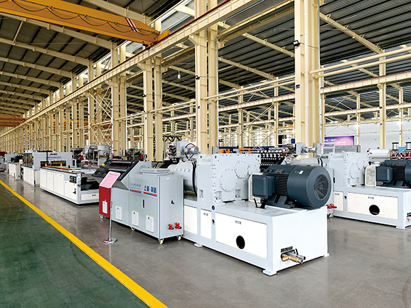 金緯機械生產車間